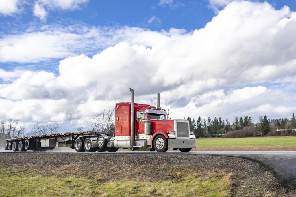 Roter Lkw auf der Straße